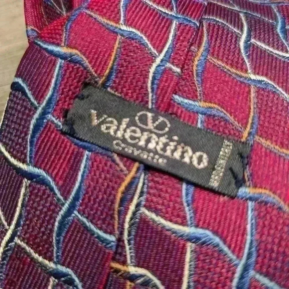 Vintage Valentino men's tie red blue and gold silk tie - Picture 7 of 9